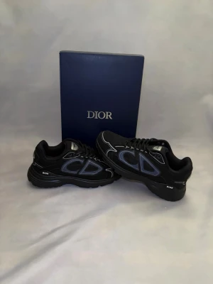 Svarta sneakers  - Svarta och fina skor skriv för mer detaljer.