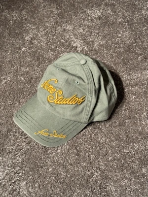 Acne studios Keps - GRÖN ACNE STUDIOS KEPS.                                    Säljer av den då den inte används längre. || Inga synliga tecken på användning.