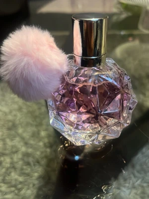 Parfym med fluffig boll blommig doft 🌸 - Säljer en parfym i en kristallformad flaska med ljusrosa doft och en söt, fluffig rosa boll som dekoration. Flaskan har ett silvrigt lock och ger ett lyxigt och trendigt intryck. Perfekt för dig som gillar snygga detaljer på parfymhyllan.