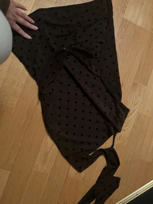 Svart prickig omlottklänning - Jättefin fest topp från Nelly använt 1 gång
