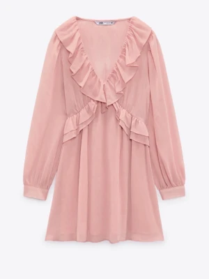 Rosa volangklänning från Zara - Supersöt kort rosa klänning från Zara med v-ringning och volangdetaljer framtill. Klänningen har långa ärmar med knappar vid ärmslut och är gjord i ett lätt, flowy material som ger en romantisk vibe. 