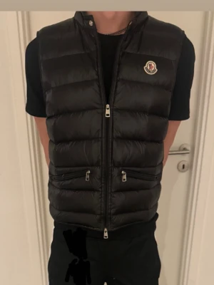 Moncler - Säljer nu denna feta Moncler väst i storlek 2 som motsvarar M. Skriv för fler bilder/frågor😊