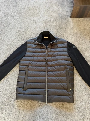 Padded Wool & Cashmere Zip-Up Cardigan - Säljer en extremt snygg Padded Wool & Cashmere Zip-Up Cardigan från Moncler med snygga läderdetaljer på dragkedja och framfickor samt ett skönt kashmirmaterial. Den är endast använd 2 gånger och är i nyskick. Den är XL men funkar också för L. Denna cardigan är perfekt till våren och funkar till allt. Gran sasso galje medföljer. Frågor? Kontakta mig✅ Allt gott, mvh Noah