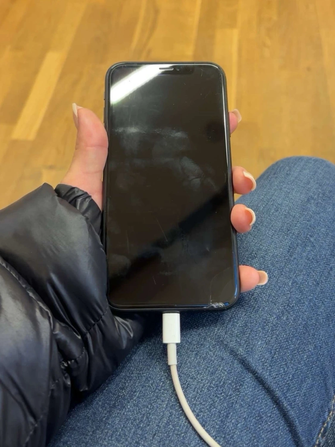 Svart iPhone med glasfront - 1