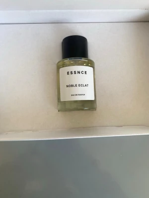 ESSNCE Noble Eclat Eau de Parfum - ESSNCE Noble Eclat Eau de Parfum är en unisex parfym som passar både tjejer och killar! Så himla god doft med har redan flera sedan innan😊Helt oanvänd!
