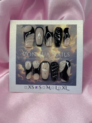 DarkMuSe(S);Medium Ballerina - Snygga handgjorda press-on naglar i svart och nude med vita linjer, abstrakta mönster och stjärndetaljer. Medium långa och ballerina i formen, perfekta för dig som vill sticka ut med en edgy look. S: 15 mm, 11,5 mm, 12 mm, 11 mm, 9 mm 