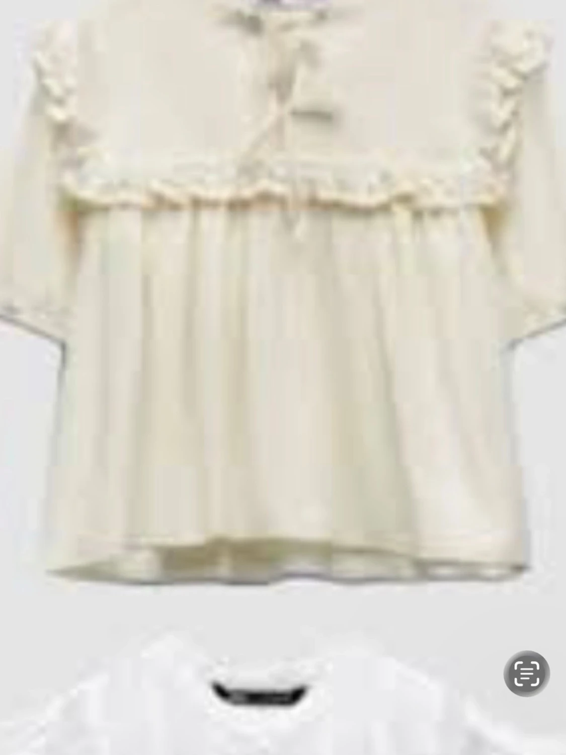 Vit blus med volangdetaljer