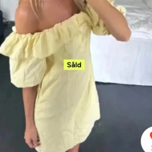Gul eftertraktad offshoulder klänning - Väldigt eftertraktad. Söt gul kortklänning med offshoulder och volangdetaljer upptill. Klänningen har puffiga korta ärmar och en luftig passform, perfekt för varma dagar. Superfin till sommaren och midsommar!
