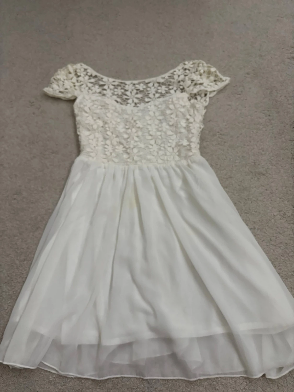 Vit spetsklänning med blommor