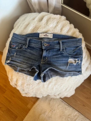 Lågmidjade jeansshorts hollister  - Lågmidjade jeansshorts ifrån Hollister, midjemåttet är 43cm! M/L                                                Skriv ifall ni har några frågor! 