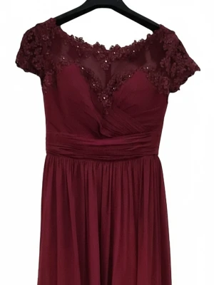 Vinröd långklänning med spetsdetaljer från LQ Design stl 46 Myckt bra Syck - Denna klänning kommer från det svenska märket LQ Design (Lilly Queen Design), som specialiserar sig på balklänningar och festkläder.Observera att klänningen ursprungligen är märkt som storlek EU 46, men den har blivit proffsigt ändrad/insydd till en storlek M. Den sitter därför som en storlek M idag.