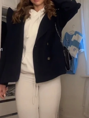 Mörkblå kappa - Säljer denna skit snygga kappan. Den används aldrig så därför säljer jag. Perfekt till sommaren och våren