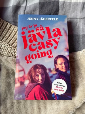 Jag är ju så jävla easy going - Romanen 'Jag är ju så jävla easy going' av Jenny Jägerfeld är en färgstark pocketbok med omslag i rött och blått. Boken handlar om tonårsliv, kärlek och utmaningar, och är känd för sin humor och rappa dialog. Perfekt för dig som gillar samtida svensk ungdomslitteratur.