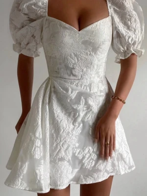 Vit kort studentklänning - Jättefin och perfekt studentklänning! Nypris är 1400 från Showpo och är i storlek S. Den har används en gång innan av tidigare ägaren, köpte den här på Plick men tyckte att den va min stil riktigt och därför säljer jag den här igen.