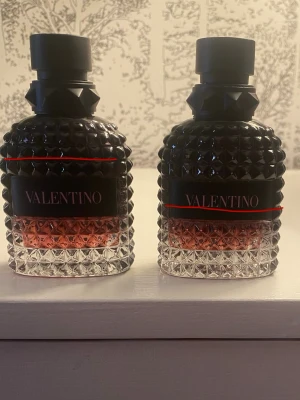 Valentino Uomo Born In Roma Intense EDP - Har tröttnat på och säljer därför mina Valentino Uomo Born In Roma Intense. Båda är 50ml flaskor. Lite mer än 40ml i den ena och runt 20 i den andra. Säljer för 600kr och 300kr eller 800kr för båda Öppen för förslag så skriv gärna vid frågor eller liknande. Perfekt att använda året om!