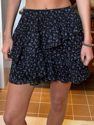 Blommig volangkjol - Supersöt kjol från stradivarius i storlek M🩷