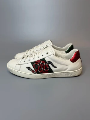 Gucci Skor - ‼️VI TAR EJ BYTEN‼️ Gucci Ace sneakers | Skick: 7.5/10 | Storlek 7.5 UK motsvarar EU 41.5-42 | ingår enbart skorna vid köp! | Fraktar inom 24H efter köp på köparens bekostnad 📦💨 | Hör av dig vid minsta fråga eller fundering 💭 