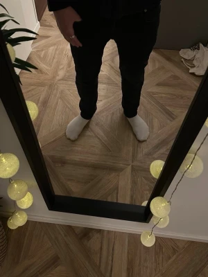 Svarta jeans  - Trendiga svarta jeans från Lee, använda fåtal gånger! 