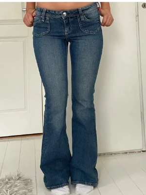 Lågmidjade jeans  - Midjemått: 37cm, innerbenlängd: 66,5cm