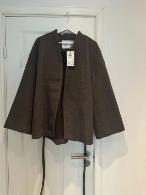 Brun kappa från Vera Moda  - Helt ny med prislapp storlek L 