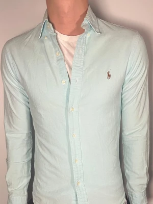 Ralph Lauren skjorta - Säljer en riktigt snygg och trendig Ralph Lauren skjorta i fint skick, storlek S, vid frågor är det bara att skriva //Gramenti