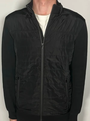 Massimo Dutti cardigan - Säljer en riktigt snygg och trendig Massimo Dutti cardigan i fint skick, storlek S, vid frågor är det bara att skriva //Gramenti