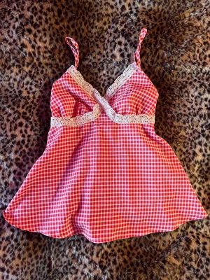 Rutig babydoll topp - Söt röd och vit rutig babydoll topp! Använd fåtal gånger 