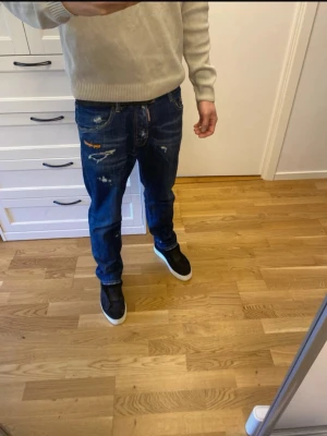 Dsquared2 Jeans - Hej! Säljer ett par Dsquared jeans i färgen mörkblå.  Skick 9,5/10 Storlek 48 passar Medium väldigt raka i storleken.  Hör av er för mer info ///