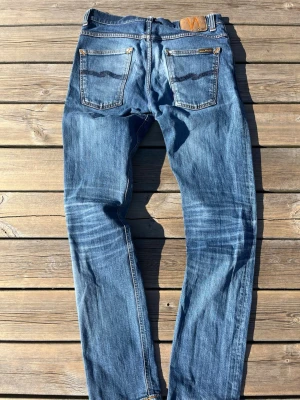 Nudie Grim Tim 31/32 - Tjena, säljer nu dessa eftertraktade nudie grim Tim jeansen. På lappen står de 34/36 men det är absolut inte accurate.  Gå därför på måtten och inte på storleken! Total längd: 102 Midja: 42 Benöppning: 18 Pris kan diskuteras! MVH Charlie