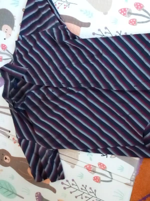 Randig blus med V-ringning - Snygg blus med diagonala ränder i marinblått, vinrött och vitt. Blusen har V-ringning och trekvartsärm, vilket ger en avslappnad men ändå stilren look. Tillverkad i ett lätt och mjukt tyg som känns skönt mot huden.