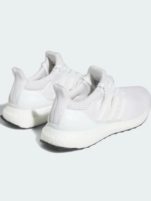 Vita Adidas Ultraboost sneakers - Fräscha helvita Adidas Ultraboost sneakers med stickad ovandel i mesh för maxad andningsförmåga. Klassiska tre ränder på sidan, Boost-sula för grym komfort och snörning framtill. Perfekta för dig som gillar stilrena och sportiga skor.