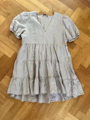 Beige - Zara - Klänning  - Beige volang klänning från Zara