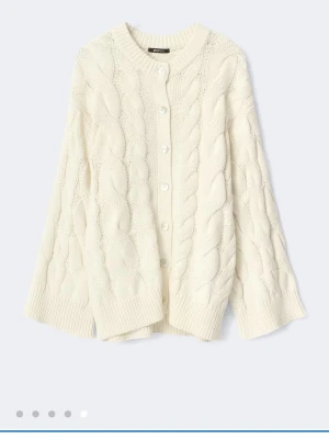 Chunky knitted cable cardigan - Mysig  kabelstickad kofta från Gina tricot, Storlek M då jag ville ha den lite oversized är vanligtvis M. 