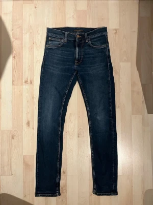 Nudie Jeans - Säljer ett par mörkblåa riktigt snygga Nudie Jeans i modellen Lean dean med en liten tvätt som är i storlek W28 L32. Priset är inte helt hugget i sten.Har ni några frågor så är det bara att skriva till mig//Mvh Erik