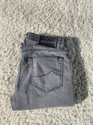 Jacob Cohën Jeans i Style ”Nick ”622” - Säljer ett par Jacob Cohën jeans i utmärkt skick. Senaste modellen i Modell ”Nick”( Nypris 7000) Storlek: W34 (passar mer 33) Skick: 9,1/10 Färg: Gråa  📦 Ingår: Enbart jeansen 💰 Pris: 1399 kr ⚡ Snabb affär = pris kan diskuteras vid seriöst bud
