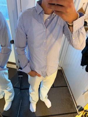 Rutig skjorta från The Shirt Factory - Riktigt najs rutig skjorta från the Shirt Factory. Skjortan är som ny och har inga skador. Storlek 39. Skjortan har röd/blå/vit färg.