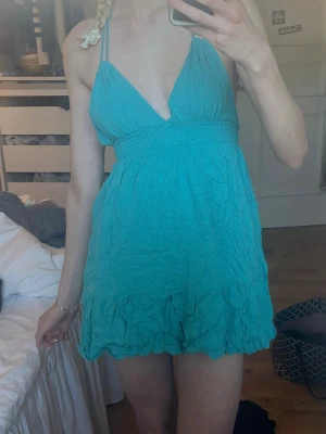 Kort klänning  - Kommer inte till användning, inga skador, skrynklig på bilderna 