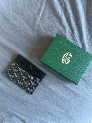 Korthållare - Snyggt svart kortfodral. Fodralet har flera fack för kort och är tillverkat i exklusivt läder. Perfekt för dig som vill ha en stilren och lyxig accessoar i fickan.