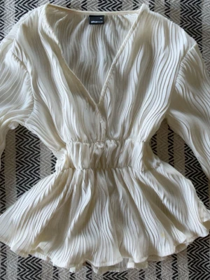 Krämvit blus - Söt Krämvit blus, storlek xs men passar även s!