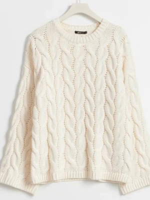 cable knitted sweater - Kabelstickad tröja i mjuk, krämvit ullmix från Gina Tricot. Oversized passform med rund halsringning och ribbade muddar vid ärmslut och nederkant. Perfekt för lager på lager och en chill look. Det är den gamla modellen som var jättetrendig förra året och säljs inte längre. Den är använd 1 eller 2 gånger så den är nästan i nyskick och inga skavanker.