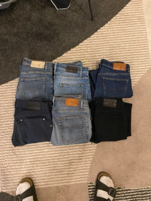 6x bulk Tiger of sweden jeans  - Säljer ett paket med jeans i olika tvättar 🧵 Flera snygga nyanser – från ljusblå till mörkblå och svart, så du har något för alla outfits eller vill tjäna en extra peng!
