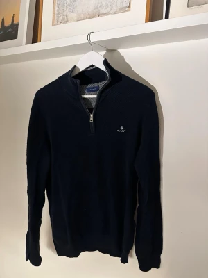 Gant kvart zip upp - Stilren kvarts zip upp från Gant i mycket fint skick!