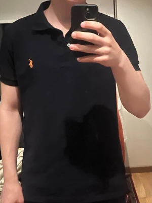 Ralph Lauren pikétröja  - Mörk blå piké tröja passar storlek s män men är storlek xl/170 barn.