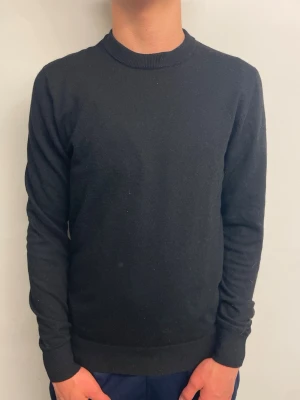 Svart tröja - En enkel och stilren svart stickad tröja. Priset kan diskuteras, storleken är S.