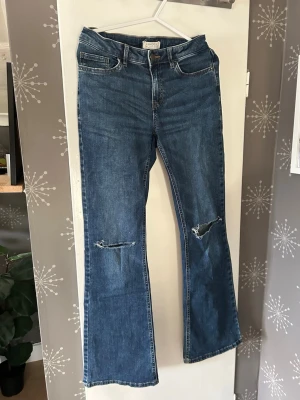 Blå bootcut jeans med slitningar - Dem börjar blir lite korta för mig i längden (160cm)