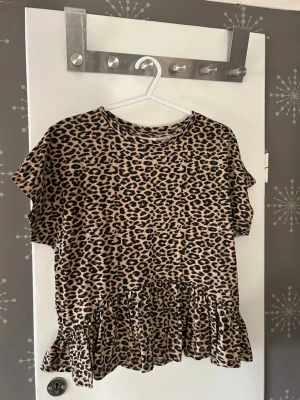 Leopardmönstrad topp med volang - Bara andvänds 1 gång