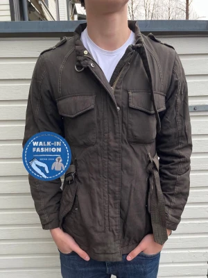 Woolrich jacka  - Tja! Säljer nu denna sjukt snygga woolrich jacka. Nypris 4500kr men säljs nu för 799kr. Skick 8.5/10 riktigt bra utan synliga defekter. Modellen är 185 men passar allt mellan 178-188. Storlek L passar mer m. Hör av er vid funderingar! Snöret går att ta bort!