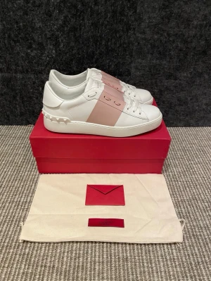 Valentino skor (nya) - Hej! Säljer nu dessa svin snygga valentino skor. Skorna är helt nya! Begränsat antal boxar och dustbags. Hör av dig vid frågor.