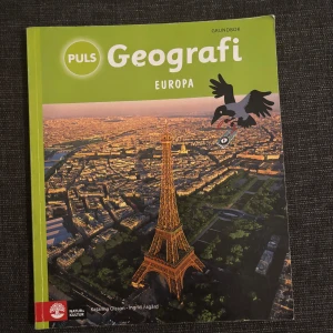 PULS Geografi Europa -  PULS Geografi Europa perfekt för dig som vill lära dig mer om geografi på ett enkelt och inspirerande sätt. Boken innehåller kartor, bilder och spännande fakta om Europas olika regioner.