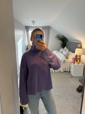 Kashmir polotröja  - Jättesnygg lila kashmir polotröja från Davida i väldigt bra skick. Så snygg passform och perfekt för sommaren. Köpt för ca 3500 kr😍😍